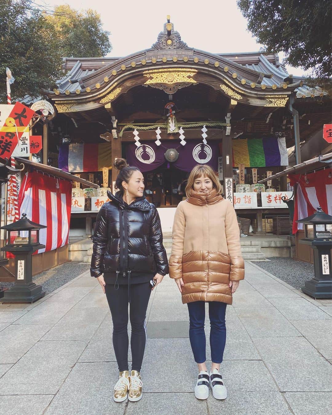 木村真野のインスタグラム：「赤坂の豊川稲荷へ新年のご挨拶に行ってきました😂✨ 2020年もよろしくお願い致します🌅 #豊川稲荷　#初詣　#新年　#お正月 #今年もよろしくお願いします #まやさや　#mayasaya #adidastokyo #stansmith #sacai #herno @adidastokyo  @sacaiofficial  @herno_official」