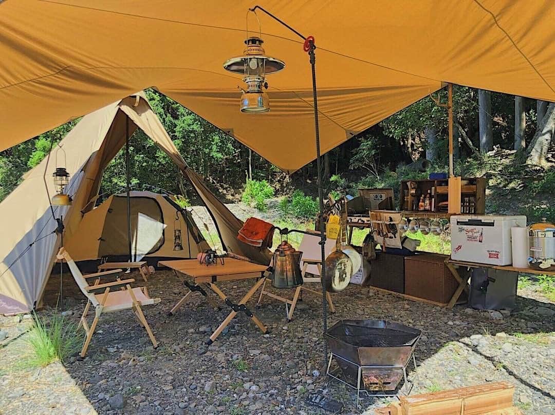 hinata_outdoorさんのインスタグラム写真 - (hinata_outdoorInstagram)「@markhabatan さんのpic✨⠀⠀⠀⠀⠀⠀﻿ ⠀⠀﻿ ﻿ カンガルースタイルに＋でタープも設営！﻿ おしゃれで広いリビング空間ですね♪﻿ ﻿ ﻿ ～⛺️冬に挑戦したいカンガルースタイル～⠀⠀﻿ 大型シェルターやテントの中に小型テントをたてる、カンガルースタイルのシーンや組み合わせをご紹介します🎵⠀⠀⠀⠀⠀⠀⠀⠀﻿ ﻿ ﻿ 🌳🌲⛄🌳🌲⛄🌳🌲🌳🌲⛄🌳🌳﻿ ﻿ ｢#年越しキャンプ2019｣☕1/5(日)まで！☕⠀⠀⠀⠀⠀⠀⠀⠀⠀⠀⠀⠀⠀﻿ #hinataoutdoor #年越しキャンプ2019 の﻿ 2つをつけて、2019年に撮ったお気に入りの﻿ キャンプ写真を投稿してください♪⠀⠀⠀⠀⠀⠀⠀⠀⠀⠀⠀⠀⠀﻿ ﻿ 選ばれた画像は、﻿ hinataの記事 & 公式インスタグラムにてご紹介します！﻿ ﻿ ⛄🌲🌳🌲⛄🌲🌳🌲🌳⛄🌲🌳🌳﻿ ﻿ ﻿ 🚙キャンプや山登りのアウトドア情報は﻿ プロフィールのURLから➡️@hinata_outdoor﻿ ﻿ ﻿ 🍖美味しそうなキャンプ料理の写真は﻿ ➡️@hinata_gohan⠀⠀⠀⠀⠀⠀⠀⠀⠀⠀⠀⠀⠀⠀⠀﻿ ﻿ ﻿ #キャンプ #アウトドア #キャンプギア #アウトドアギア #キャンプ道具 #キャンプ場 #キャンプインテリア #キャンプ部 #ファミキャン #キャンプ初心者 #キャンプ収納 #キャンプ女子 #ファミリーキャンプ #キッチンテーブル #camp #outdoor  #冬キャンプ #年越しキャンプ #カンガルースタイル #テンマクデザイン #tentmark #コールマン #coleman #snowpeak #スノーピーク #サーカスtc」1月3日 23時31分 - hinata_outdoor
