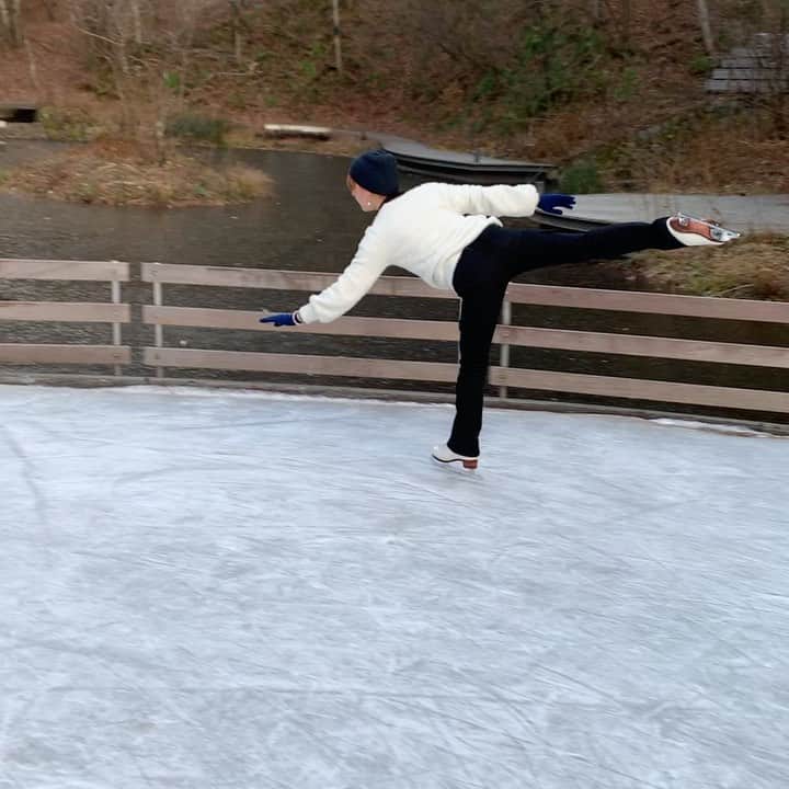 のインスタグラム：「ひっっっさしぶりに滑りました😄⛸✨ やっぱり楽しいですねー🤣🤣🤣 また滑りたいです😍 . 帽子... かぶるのが規定でした😅 . . #軽井沢 #中軽井沢 #ケラ池スケートリンク  #軽井沢星野エリア  #星野リゾート  #ハルニレテラス  #スケート  #フィギュアスケート #愛水せれ奈」
