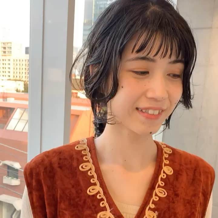 小松美緒のインスタグラム：「weddingの後のhair changeは　 攻めてウルフにパーマを。　 @yuri.h__  ウルフにするとヘアアレンジの幅も広がって楽しめる。　 今年ももっともっとたくさん攻めのヘアしましょう♡」