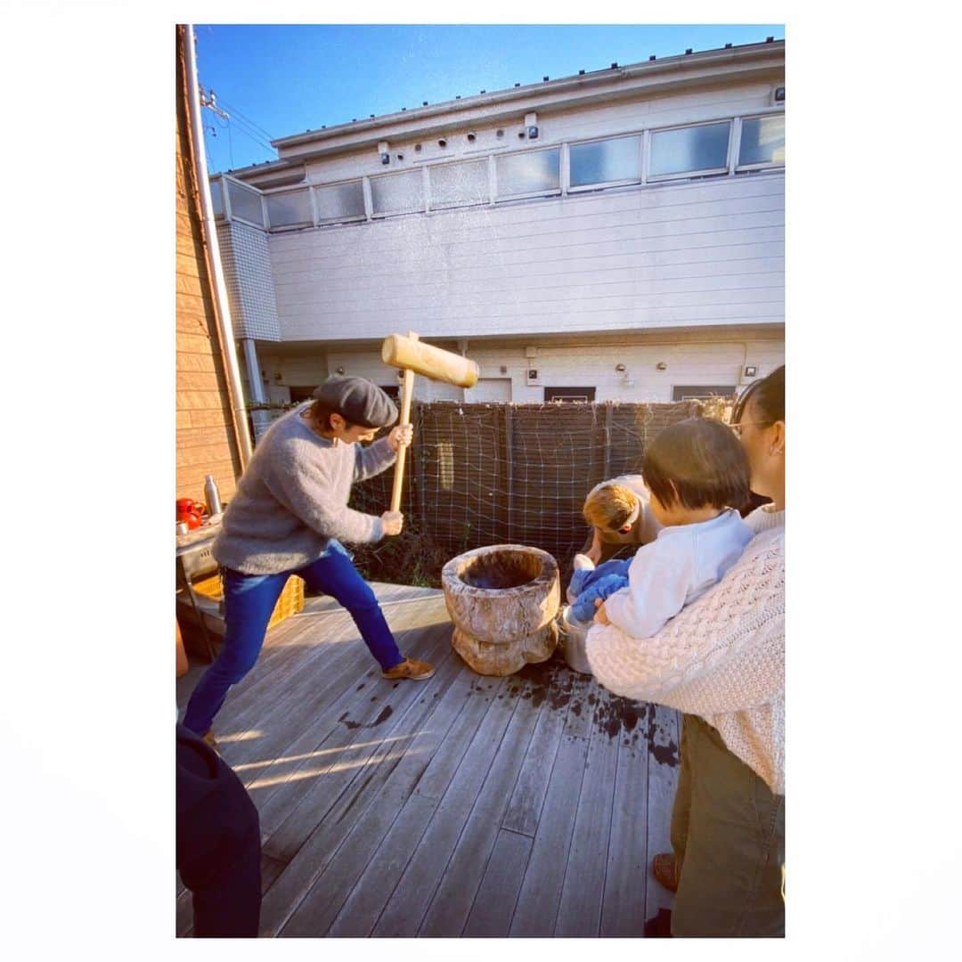 Caravanのインスタグラム：「2020.01.03.  光風宅で餅つき。  楽しかったし美味かったなぁ。  今年も粘り強く生きたいです。  一年よろしくお願いします！」