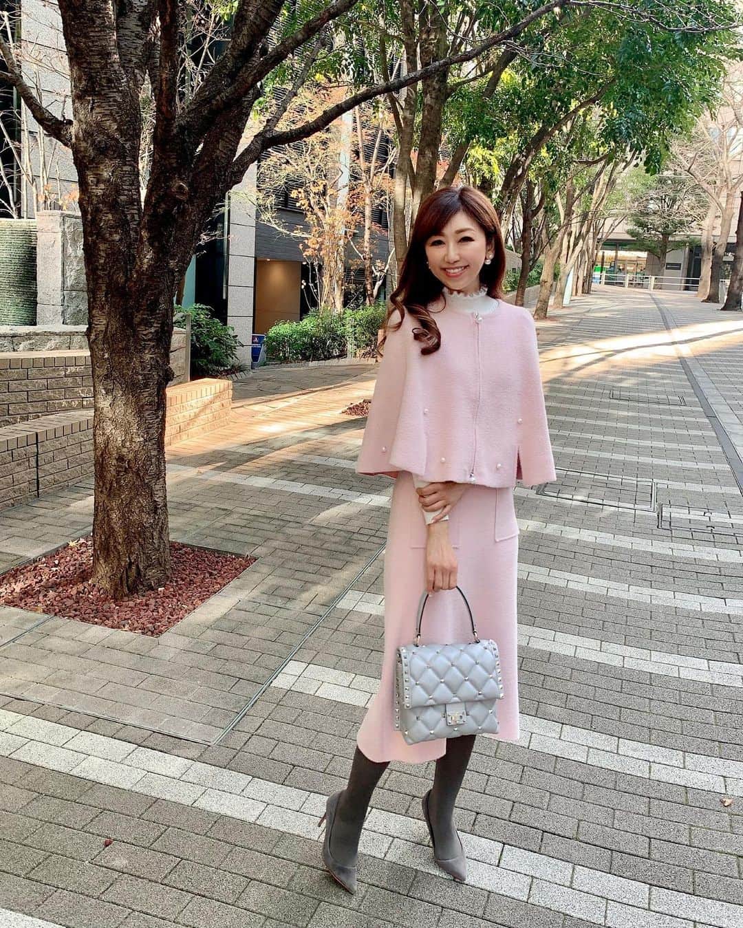 のインスタグラム：「今日は銀座へ✨ . そんな今日のコーディネート👗 . パール付きケープ：プリマシェレル  スカート：プリマシェレル  タートルニット：プリマシェレル  バッグ：ヴァレンティノ パンプス：TSURU by Mariko Oikawa . このケープのセットアップは、プリマシェレル の中でも特にお気に入りのアイテムです💕 . デザインの可愛さだけではなく、伸縮性に優れて着心地が良く、軽くて、やさしい肌触り、これから冬を越えた春までまだまだ活躍してくれるこちらのセットアップも、プリマシェレル のNew Year SALEで只今SALE中です🎊 . ぜひ、そちらものぞいて見ていただければ嬉しいです🎵 . . プリマシェレル @primascherrer . . . #和泉佳子 #25ans #ヴァンサンカン #エレブロガー  #今日のコーディネート #銀座 #エルメス #お買い物始め #プリマシェレル  #ヴァレンティノ #tsurubymarikooikawa #ファッション好きな人と付き合いたい」