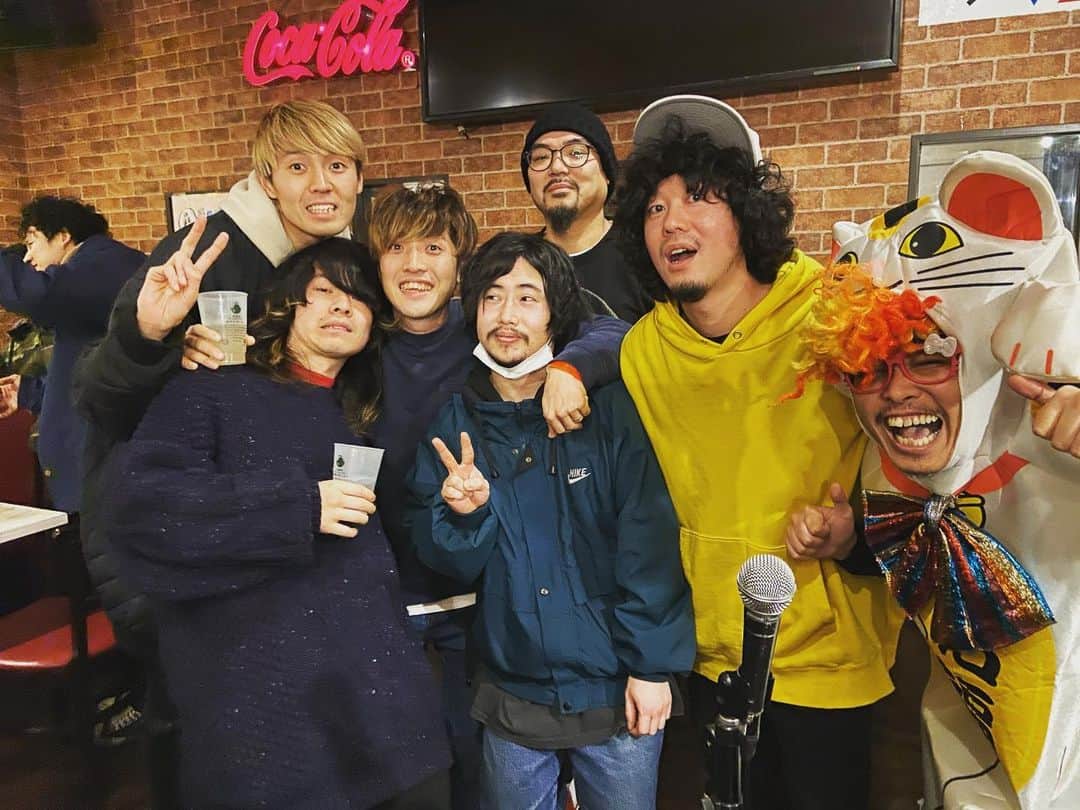 長島涼平のインスタグラム：「あけました。おめでとうございました。  #北浦和キャラ #ドミコ #thetelephones #松本誠治 #ドンマイ #誕生日 #おめでとう」