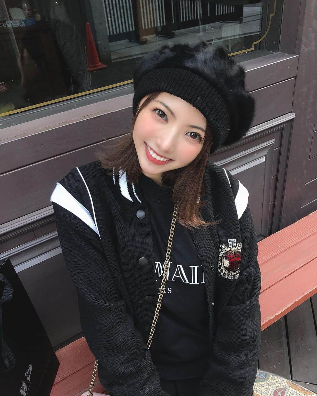 岡田栞奈のインスタグラム：「遅くなりましたがあけまして おめでとうございます⛩🎍💫 2020年も笑顔いっぱいで 過ごしたいと思います🥰❣️ 皆さんにとっても笑顔溢れる 1年になりますように😊  今年も全力“岡田栞奈”を 宜しくお願い致します🙇‍♀️ ・ ・ ・ 2枚目はねずみポーズのつもり(？) #あけましておめでとうございます  #2020年　#どんな年にしようかな」