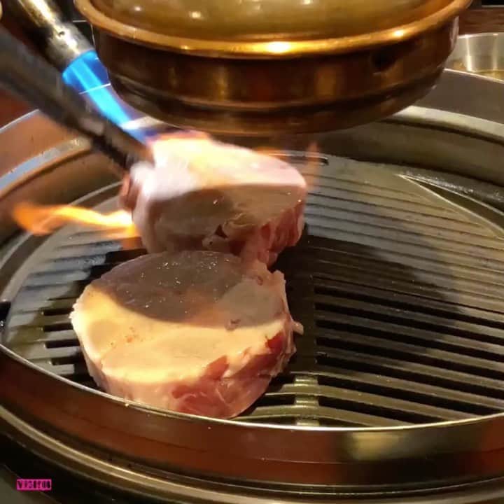 のインスタグラム：「. . 黒豚の焼肉 この厚み！ 脂のりのりで美味しかった〜〜♡ . . #흑돼지 #돼지고기 #목살  #인스타푸드 #푸드스타그램 #먹스타그램 #맛스타그램 #먹방 #맛집 #소통 #맞팔 #친구랑 #배불러  #韓国料理 #肉食女子 #大満足 #食べスタグラム  #koreanbbq #koreanfood #seoulrestaurant」