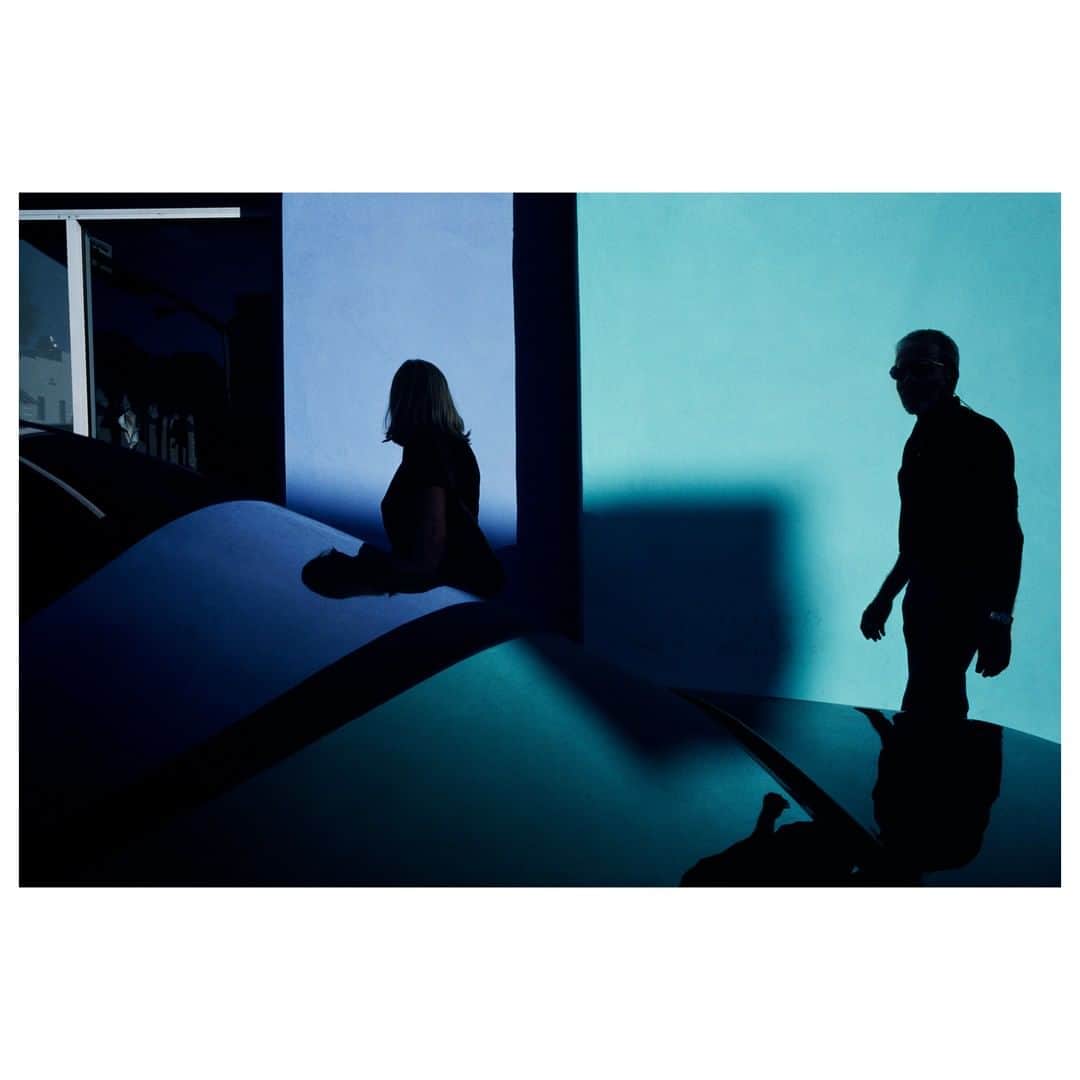 Magnum Photosさんのインスタグラム写真 - (Magnum PhotosInstagram)「“Imprinted in our psyches as a restful color Classic Blue brings a sense of peace and tranquility to the human spirit, offering refuge." - Leatrice Eisman, executive director of the @PANTONE Color Institute . Today, we are sharing a selection of images from the Magnum archive that captures variations upon Classic Blue, PANTONE's color of 2020. Link in bio. . PHOTO: Miami Beach, Florida. USA. 2001. . © #ConstantineManos/#MagnumPhotos . #streetphotography #ClassicBlue #COY2019」1月4日 0時00分 - magnumphotos