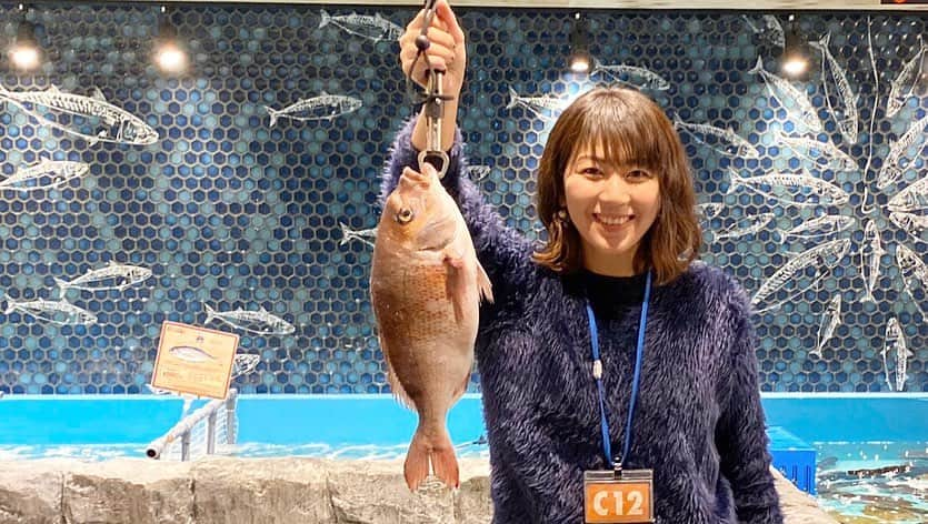 前田彩名さんのインスタグラム写真 - (前田彩名Instagram)「釣りができる居酒屋で、 番組新年会！  新年早々おめでたい🐟 鯛を釣りました！！！ 私ではなく、スタッフが！！笑  私は釣竿を垂らしながら 全然釣れないと嘆き、 眉間にシワを寄せ、 釣竿から手を離す始末😓笑。  なんて新年会だ。笑  美味しく 串カツとお刺身で頂きましたよ🐟 命に感謝です🙏」1月4日 0時03分 - ayana.maeda