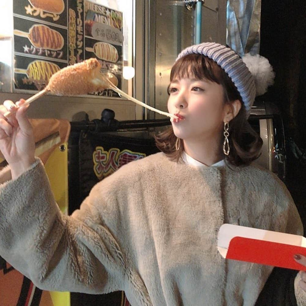 長江愛美さんのインスタグラム写真 - (長江愛美Instagram)「2020チーズドッグ🧀 店員さん粋なことしてくれる❤️ #チーズハットグ #ハットグ #チーズドッグ #2020」1月4日 0時06分 - manamin.512