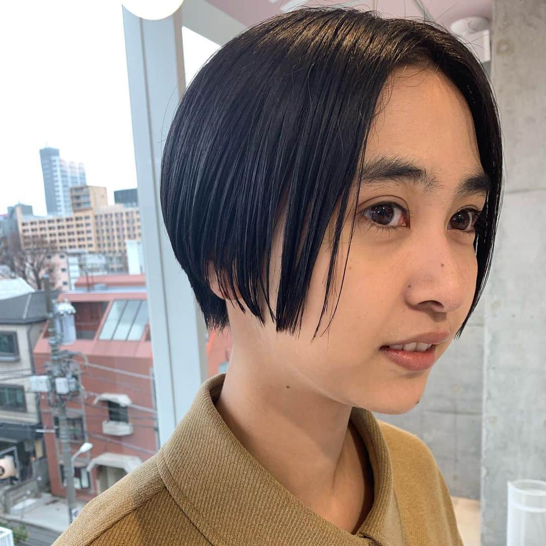 小松美緒のインスタグラム：「@manamitokuno  ロングへ伸ばしていた髪をバッサリと。  バッサリ✂︎なお客様も多かった2019 。私が産休入るずっとずっと前から担当させていただいていたお客様たちも、　 ママになったり、結婚したり、　 職場が変わったり、  色んな変化があるけど、 たわいもない日々の話ができるこの環境に戻れた事自体が毎日楽しくて幸せです。 かっこよくて、　 お洒落を忘れて無くて、　 素敵な人たちばかりで、  2020年もヘアを通してたくさんの方に　携われていけたら　 幸せです。  今年はもっとみんなの写真撮りたい。　 そう思ってます。」