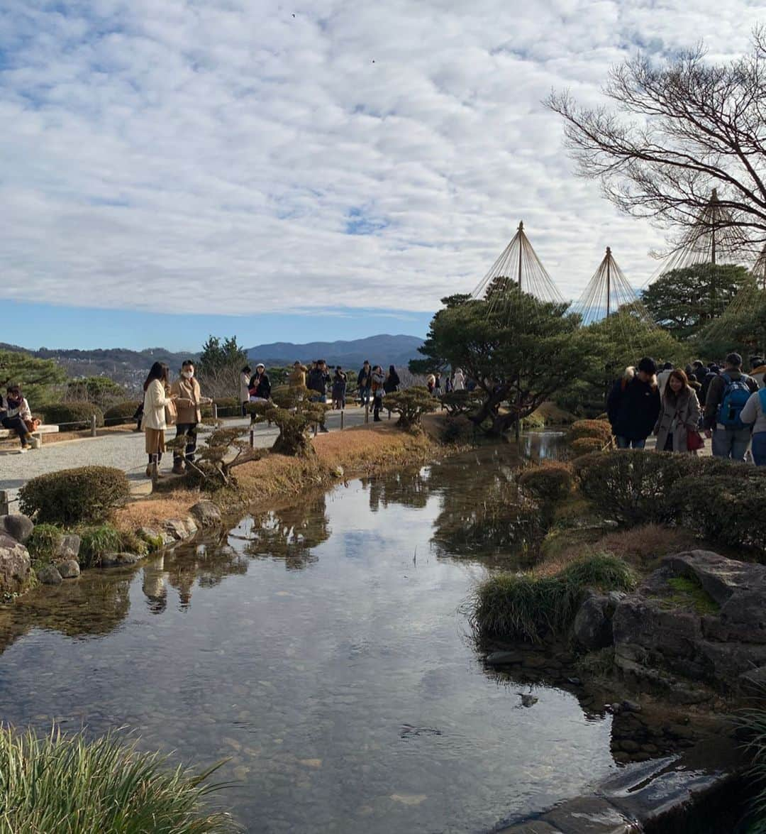 越馬千春さんのインスタグラム写真 - (越馬千春Instagram)「. . 人生で1番？てくらい 年末年始のお休みに幸せを感じてます☺️ . 忙しい主人とゆっくりお休みを満喫したのは久しぶり。 夫婦の時間もすごく大事。 . . 産後初めて帰った実家では、両親がいたからか自分が子供の頃に戻ったような安堵感で心身ともにゆっくり出来ました。 東京でもまた家族とゆっくり出来て幸せを感じてます。 . 普段、日中一人で育児をしてるのは 最近は慣れてきたとは言え、かなりのプレッシャーもあったんだなーと、実家に帰ってきて感じました。 なんかやっとゆっくり休めた感じです。 私が居なくても誰かが息子を見てくれてる！ていうのは心強かった。 . 両親が健康でいてくれてることに改めて感謝です🙏 年末年始、本当にありがとう❣️ . . 写真は#兼六園　 雪がないの珍しいね。 金沢の冬がこんなに晴れてて暖かいのは本当貴重で珍しい🤭🧡☃️ . #金沢#kanazawa#石川県#石川#金沢帰省#千春の金沢日記#兼六園#日本三大庭#kenrokuen#kenrokuengarden#年末年始の出来事#男の子ママ#ママライフ#ママの呟き」1月4日 0時22分 - chiharukoshiba