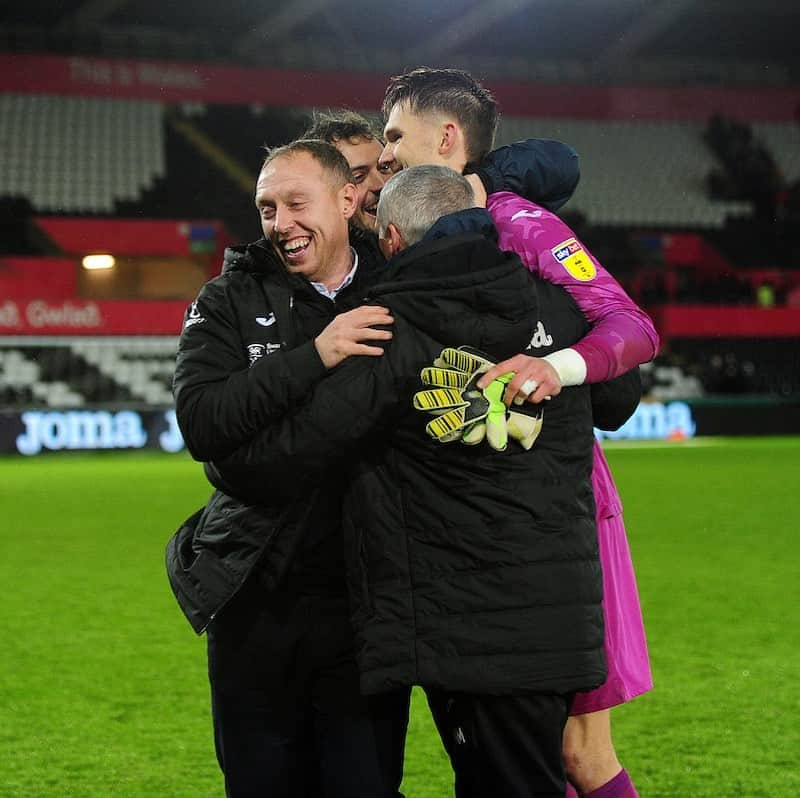 スウォンジー・シティAFCさんのインスタグラム写真 - (スウォンジー・シティAFCInstagram)「✅ 3⃣ points ✅ Clean sheet 😃 Group hug anyone...? 🤗 #fridayfeeling」1月4日 0時23分 - swansofficial