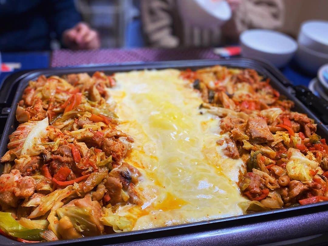 ロシアン佐藤のインスタグラム：「母リクエスト #チーズタッカルビ  チーズビョーンにするコツは、野菜の水分を十分に飛ばすこと👐🏻 あと、チーズは惜しげもなく入れること👐🏻 #moviegenic  #おなかがすいたらモンスター #チーズタッカルビ #弟夫婦と一緒 #甥っ子も一緒」