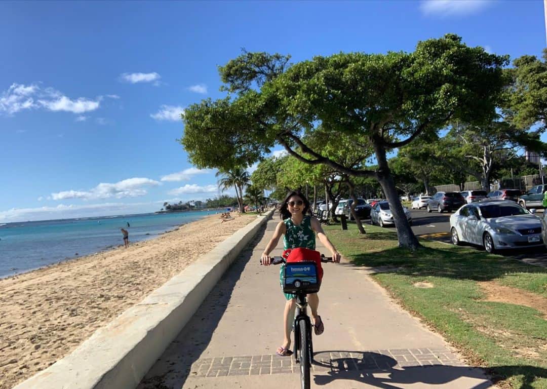 上野優花さんのインスタグラム写真 - (上野優花Instagram)「ハワイの至る所にあるBikiストップ。 30分4ドルで自転車に乗れるんです🚲 自転車は久しぶりでしたが無事乗れました。ほっ。笑 海を眺めながら風を感じて心躍る時間でした🌺 #hawaii🌴 #hawaiistagram #hawaiitrip  #bycicle #cycling #ハワイ女子旅 #ハワイ」1月4日 0時37分 - yuka_ueno89