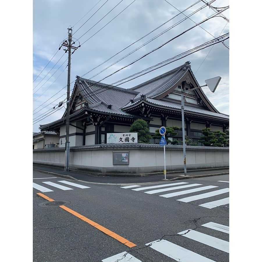 加藤里奈（カトリーナ）さんのインスタグラム写真 - (加藤里奈（カトリーナ）Instagram)「🐭干支神社・寺巡り🐭 毎年幼稚園メンで巡っている 干支にちなんだ神社や寺⛩ 今年は鐘がハリネズミのよう！？な 久國寺へ行ってきました🦔 なんとあの岡本太郎さんが制作した梵鐘 🔔 太陽の塔より前の1965年に作られたこの「歓喜の鐘」は、 実際はマンダラをイメージしていて、 上部には無数の角のように腕を突き出した人間、 下部には瞑想する仏、動物、魚、妖怪など森羅万象が表現されているそうです💭 * でもこのお寺、本当に“ネズミ”に縁ある寺なんです🐭 名古屋城の鬼門除けの役割を担うお寺なんですが、 大名古屋十二支の子年の札所にあたる寺なんです！ もちろん名古屋に1つだけ☝️ 子年の守り本尊である観世音菩薩の霊場となっています。 御利益は、出生・勝利・開運だそうです💡 * * 📍名古屋市北区大杉三丁目2-27 ☎️052-981-1252 * * 子年に参拝するのにピッタリなお寺🙏🦔 意外に混んでいなくて穴場です🙆‍♀️ 御朱印がセルフスタイルという新しいお寺でした✨ * * #初詣 #令和二年 #令和二年元旦 #元旦 #寺 #幼稚園 #年末年始 #正月 #お正月 #謹賀新年 #久國寺 #久国寺 #寺院 #寺院巡り #お寺 #岡本太郎 #太陽の塔 #アート #art #御朱印 #御朱印巡り #御朱印帳 #御朱印ガール #御朱印スタグラム #御朱印好きな人と繋がりたい #御朱印集め #梵鐘 #子年 #開運 #大名古屋十二支」1月4日 0時34分 - rinakatoktriiina