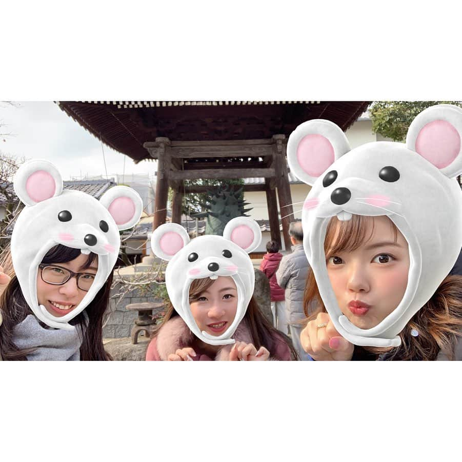 加藤里奈（カトリーナ）さんのインスタグラム写真 - (加藤里奈（カトリーナ）Instagram)「🐭干支神社・寺巡り🐭 毎年幼稚園メンで巡っている 干支にちなんだ神社や寺⛩ 今年は鐘がハリネズミのよう！？な 久國寺へ行ってきました🦔 なんとあの岡本太郎さんが制作した梵鐘 🔔 太陽の塔より前の1965年に作られたこの「歓喜の鐘」は、 実際はマンダラをイメージしていて、 上部には無数の角のように腕を突き出した人間、 下部には瞑想する仏、動物、魚、妖怪など森羅万象が表現されているそうです💭 * でもこのお寺、本当に“ネズミ”に縁ある寺なんです🐭 名古屋城の鬼門除けの役割を担うお寺なんですが、 大名古屋十二支の子年の札所にあたる寺なんです！ もちろん名古屋に1つだけ☝️ 子年の守り本尊である観世音菩薩の霊場となっています。 御利益は、出生・勝利・開運だそうです💡 * * 📍名古屋市北区大杉三丁目2-27 ☎️052-981-1252 * * 子年に参拝するのにピッタリなお寺🙏🦔 意外に混んでいなくて穴場です🙆‍♀️ 御朱印がセルフスタイルという新しいお寺でした✨ * * #初詣 #令和二年 #令和二年元旦 #元旦 #寺 #幼稚園 #年末年始 #正月 #お正月 #謹賀新年 #久國寺 #久国寺 #寺院 #寺院巡り #お寺 #岡本太郎 #太陽の塔 #アート #art #御朱印 #御朱印巡り #御朱印帳 #御朱印ガール #御朱印スタグラム #御朱印好きな人と繋がりたい #御朱印集め #梵鐘 #子年 #開運 #大名古屋十二支」1月4日 0時34分 - rinakatoktriiina