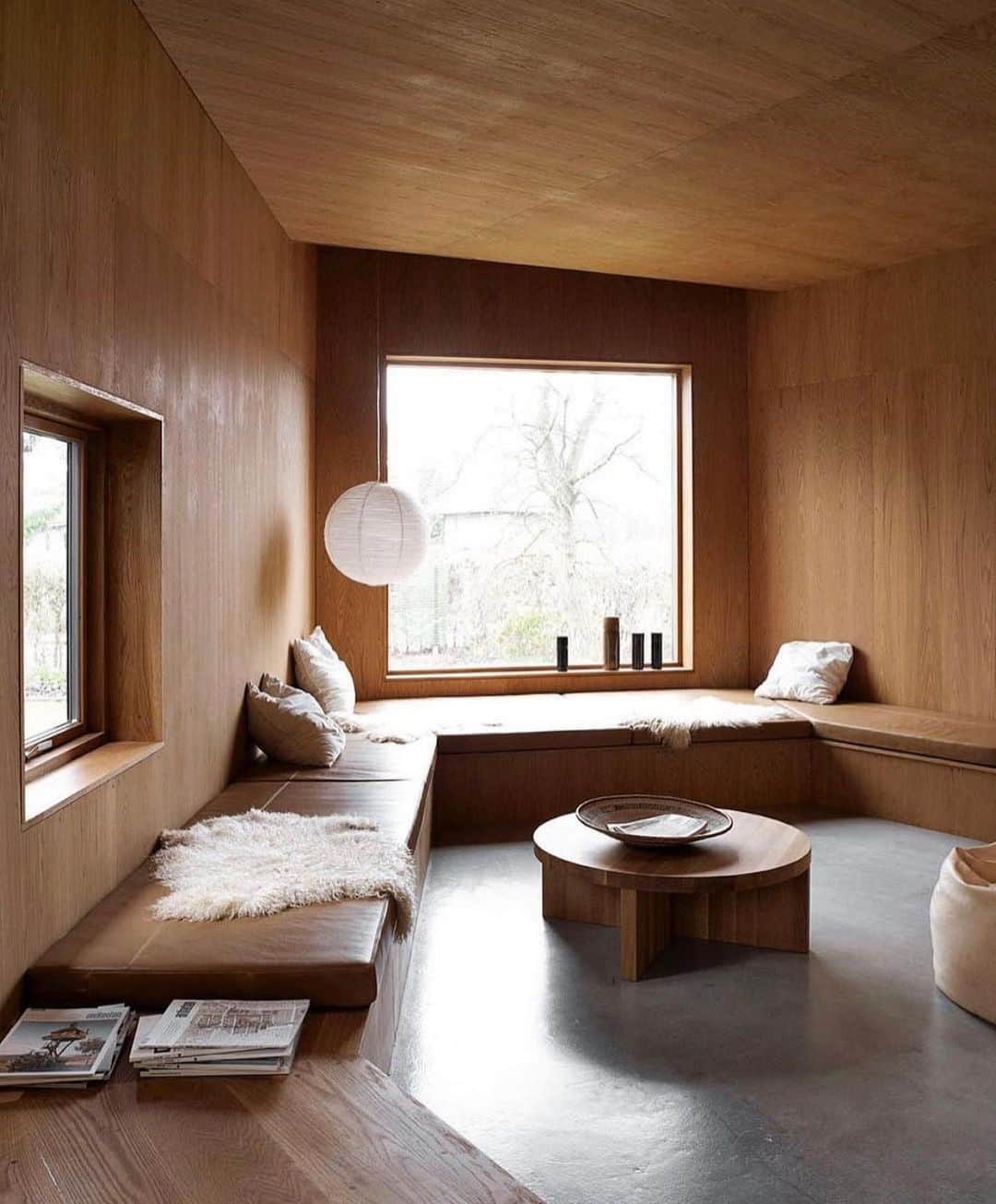 ギャランス・ドレのインスタグラム：「Geeking out on simple, warm spaces lately - like this stunning interior by @friismoltkearchitects . . . #gdinteriorinspiration」
