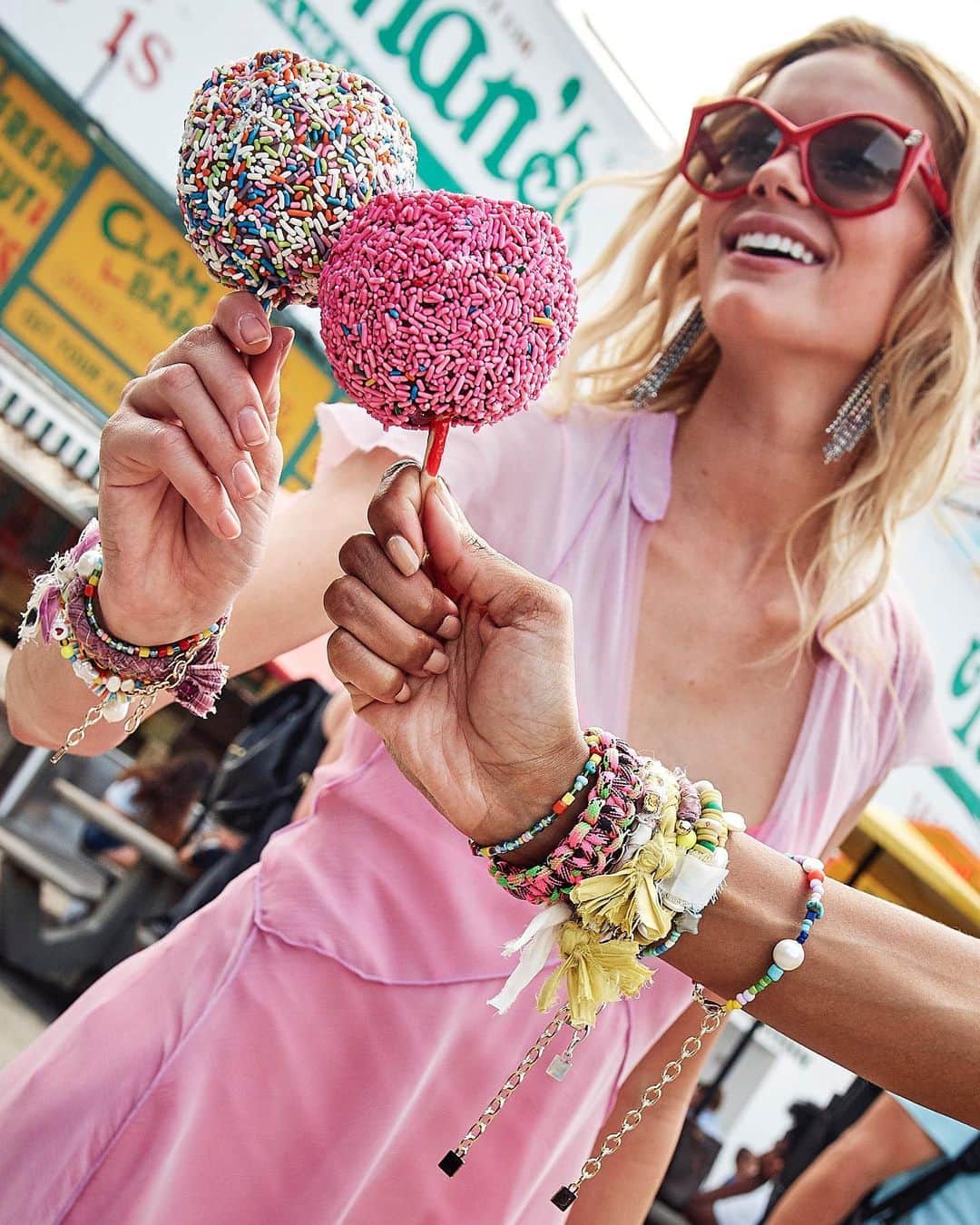ダニジョーのインスタグラム：「That Friday Feeling 🍭 Tap to shop the FEELS 🏄‍♀️ #armparty #dannijogirls」