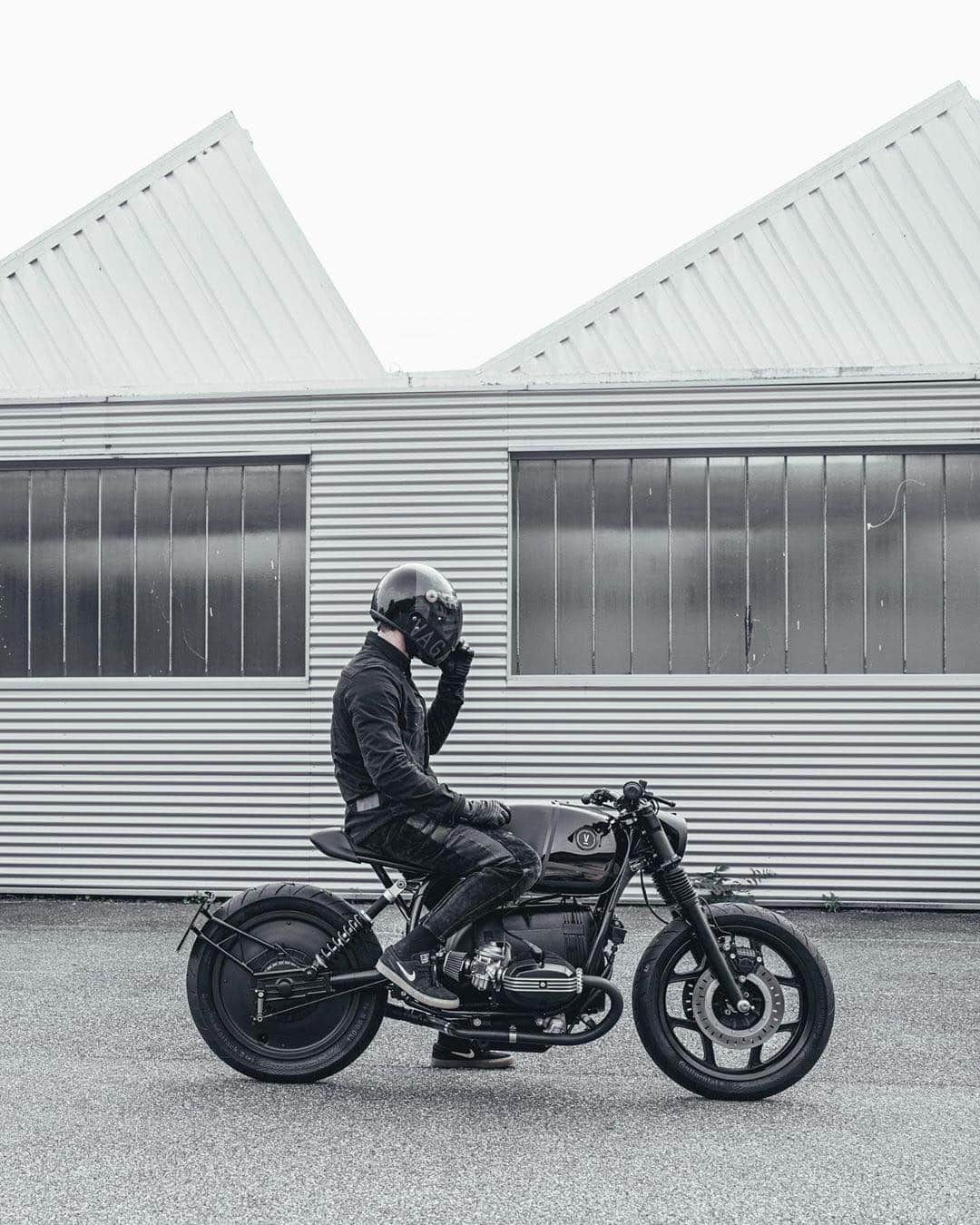 epidemic_motorsさんのインスタグラム写真 - (epidemic_motorsInstagram)「Vagabund V12, BMW R100RT by @vagabund_moto 📷 @stefan_leitner . . . . . . . . . . . #vagabund #moto #handmade #handcrafted #custom #custombuilt #motorcycle #motorrad #custombike #caferacer #bmwmotorrad #bmw #bmwr100 #photography #stefanleitner #r100rt #V12 #industrialdesign #graz #austria #design」1月4日 0時47分 - epidemic_motors