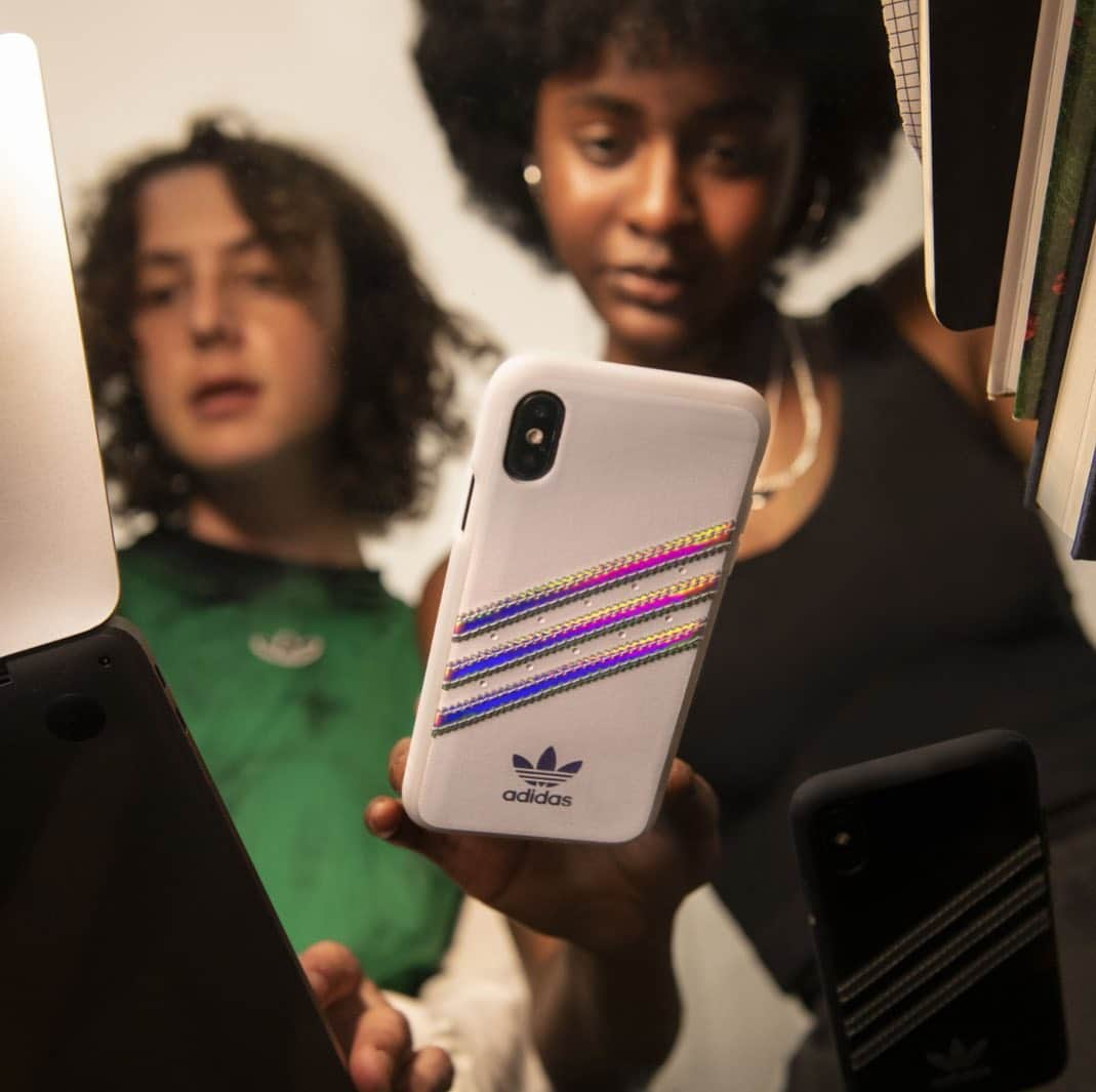 Telecom Lifestyleさんのインスタグラム写真 - (Telecom LifestyleInstagram)「3-STRIPES HOLOGRAPHIC CASE - Finished with a contrasted trefoil logo. Get yours at www.adidascases.com #heretocreate #adidasoriginals」1月4日 0時51分 - adidascases