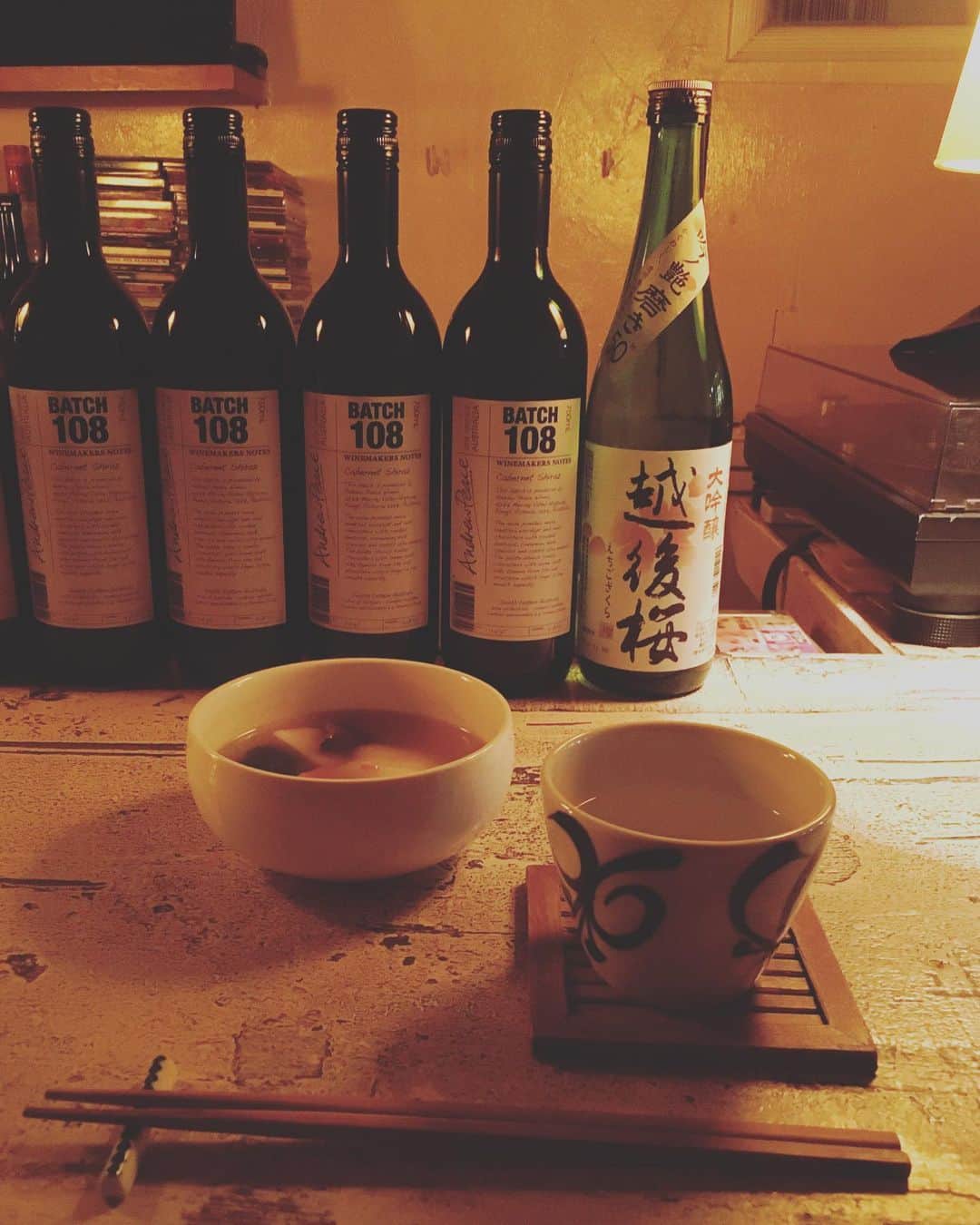 猫沢エミさんのインスタグラム写真 - (猫沢エミInstagram)「年の初めはこちらから。  私にとってはいつでも特別なバーです。  突出しにお雑煮が出てきて嬉しかった。  はー…日本のお正月を心ゆくまで満喫しました。  明日から、また新しいスタート。  #猫沢銘店」1月4日 0時56分 - necozawaemi