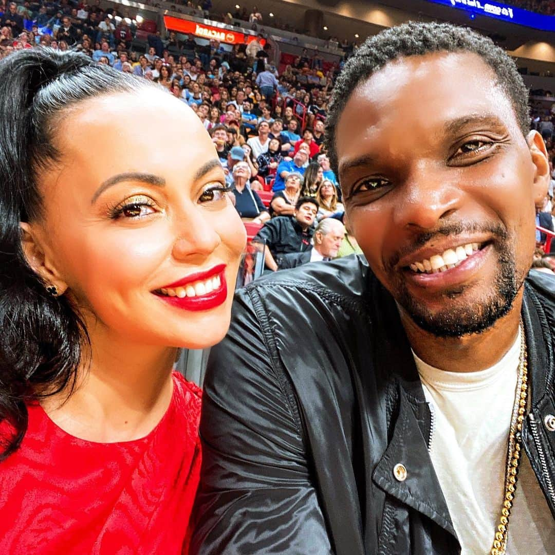 クリス・ボッシュさんのインスタグラム写真 - (クリス・ボッシュInstagram)「2020 off to a good start‼️Always a happy fan courtside with @mrsadriennebosh, especially when the @miamiheat get that W💪🏿😤. Great win boys, keep pushing and owning our home court🔥🙏🏿」1月4日 1時01分 - chrisbosh