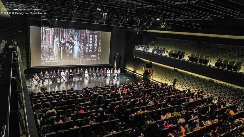 真衣ひなのさんのインスタグラム写真 - (真衣ひなのInstagram)「📄2019.12.30  in Guangzhou 隣の劇場にて記者会見が行われました。 中国の方は感情表現がとても豊かで 反応から、宝塚を愛してくださる想いが 沢山伝わってきて嬉しかったです。 私はどこにいるか見つけられるかな？ ✔️ブログ更新しました . #広州大劇場 #記者会見 #美しい薔薇をありがとう🌹」1月4日 1時21分 - hinano_mai