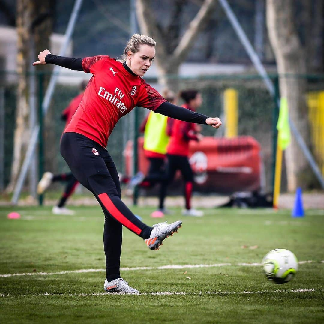 ACミランさんのインスタグラム写真 - (ACミランInstagram)「🔙 Working hard on first day of training in 2020 ❤🖤 #FollowTheRossonere #SempreMilan」1月4日 1時37分 - acmilan