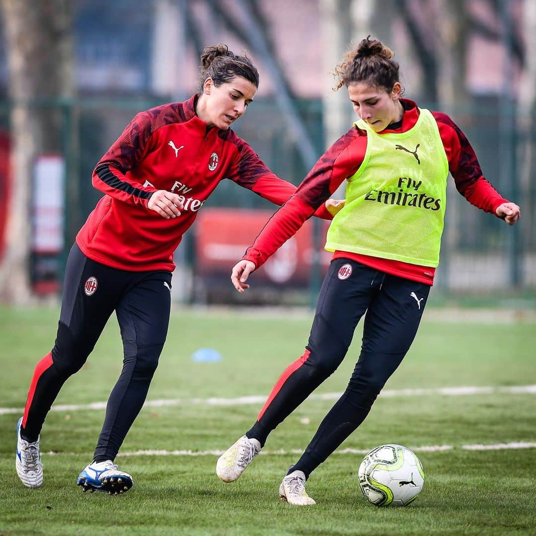 ACミランさんのインスタグラム写真 - (ACミランInstagram)「🔙 Working hard on first day of training in 2020 ❤🖤 #FollowTheRossonere #SempreMilan」1月4日 1時37分 - acmilan