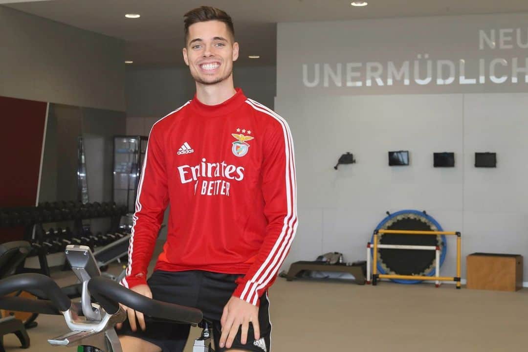 のインスタグラム：「First day in the new office✔️ what a warm welcome @slbenfica!」