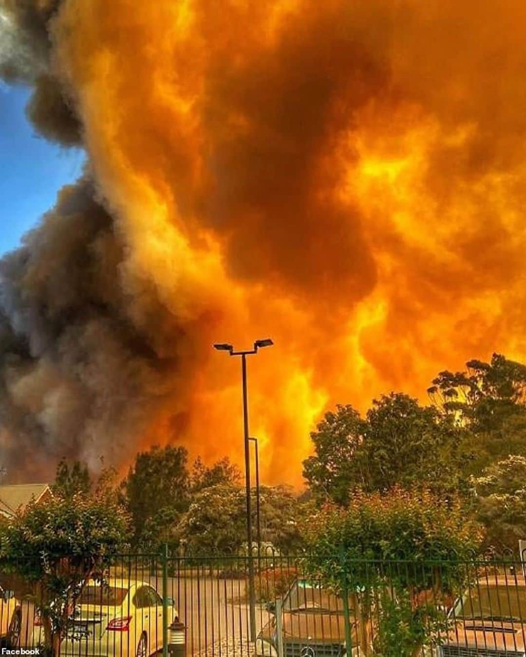 ジェイ・コートニーさんのインスタグラム写真 - (ジェイ・コートニーInstagram)「AUSTRALIA IS BURNING. And it’s getting worse. People have died. More are missing. Thousands of homes have been lost. Tens of thousands of people are displaced. 15million acres of land have been burned (23,000sq miles) killing and destroying the habitats of thousands of species of wildlife and wiping out a total area way bigger than New York City. For perspective - That’s 7 times larger than the Amazon fires and 3 times larger than the 2018 blazes in California. If you want to help, PLEASE do. Give anything. Links in my bio to @redcrossau bushfire appeal but it’s SO easy to get online and decide how you want to help. Thank you to brave souls battling this apocalyptic mayhem. Awe, respect, nothin but love. @nswrfs @cfavic @qldfire @sa_countryfireservice @dfes_wa @wireswildliferescue @wwf_australia @portmacquariekoalahospital @salvosau @redcrossau #fires #bushfires #australianfires #australia」1月4日 1時44分 - jaicourtney