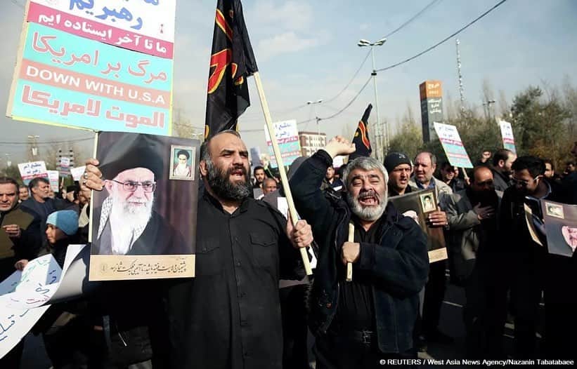 RIAノーボスチさんのインスタグラム写真 - (RIAノーボスチInstagram)「Тысячи иранцев вышли на улицы с плакатами "Долой США" после убийства Касема Сулеймани. Командующий спецподразделения "Кудс" иранского Корпуса стражей исламской революции был убит вечером в четверг при ракетном ударе США по аэропорту Багдада, вместе с ним погибли еще десять человек. Власти Ирана заявили, что отомстят.」1月4日 1時44分 - ria_novosti
