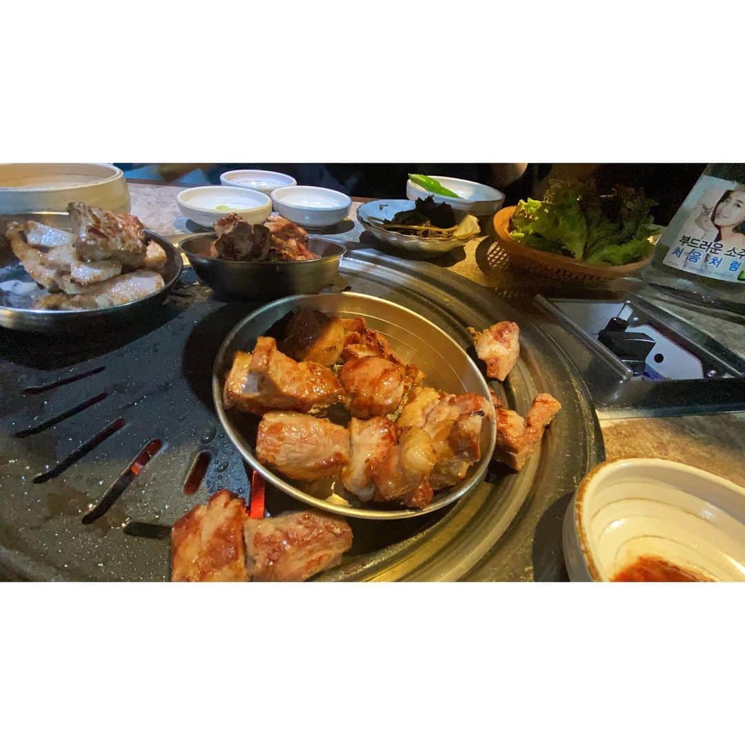 トリイクニコさんのインスタグラム写真 - (トリイクニコInstagram)「あー食べたい…🤤 . 初めて #スッタルテジ 行ってみたのに何故か早閉めにより食べれず、、 . 急遽、遅くまで開いてる肉典食堂2号店へ行ってきたよ！ 22時くらいだったけどちょっと並びました🙄 . 安定のモクサル♡ . #육전식당  #肉典食堂2号店  #🇰🇷 #韓国旅行  #kunikorea」1月4日 1時59分 - toriicamera