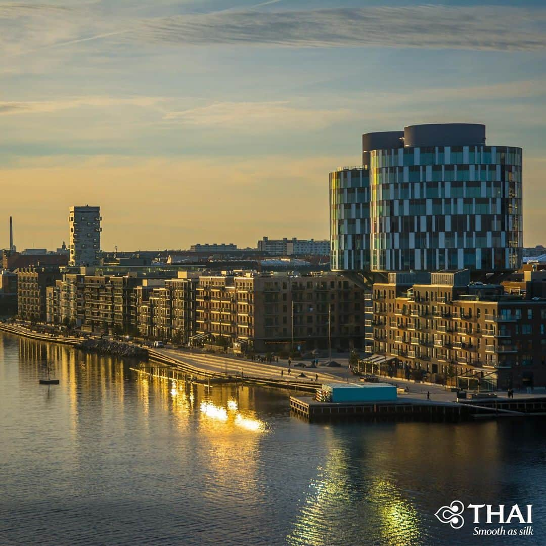 タイ航空さんのインスタグラム写真 - (タイ航空Instagram)「In the northern part of Copenhagen, Nordhavn (lit. "northern harbour") is on the rise. A new coastline of the city, this area looks beautiful in winter, as the large open spaces and water make for pretty sunrises and sunsets. During summer, the large harbour baths offer people a refreshing jump in the sea to cool down, as well as long strethces of of bike-friendly sidewalks.  #ThaiAirways #Nordhavn #Copenhagen #Denmark #Harbour #FlyTHAItoDenmark #FlyTHAItoCopenhagen」1月4日 2時00分 - thaiairways