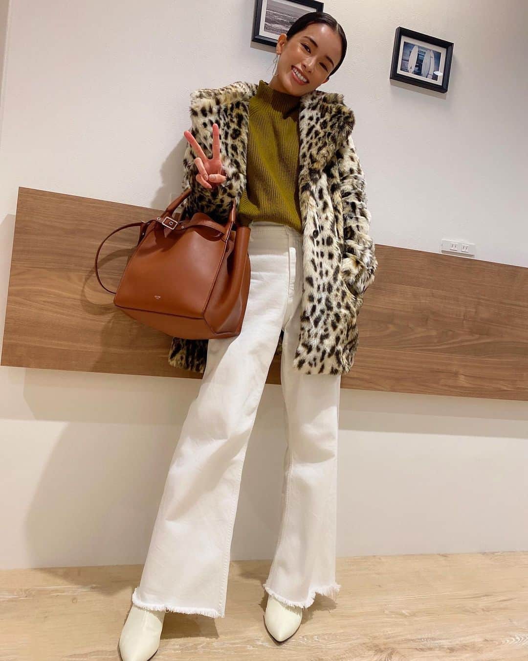 のインスタグラム：「子供の寝かしつけでうっかり自分も寝て この時間に起きて目が冴える👀(現在夜中２時) 子育てあるある。 .  #ootd #fashion #basic #coordinate #outfit #osayocode  #今日のコーデ #シンプルコーデ #ファッション #レオパードアウター　#celine #urbanresearch #zara  #selfie #selfiegram  #japanese #tokyo #mom #mother #blackhair #黒髪 #makeup #hairmake  #momlife #mommylife #mommy #男の子ママ #女の子ママ#ママライフ #motherof2」