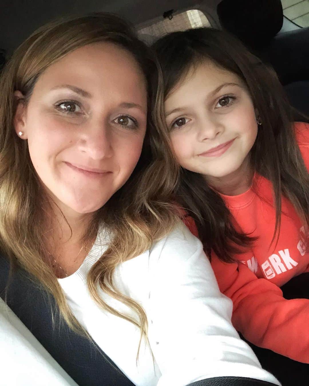Angie Keiserのインスタグラム：「You know that whole ‘learn something new everyday’ thing? Today, in the car, Sydney said, “Hey Mom, I read somewhere that when celebrities fart, it smells worse, because of all the anxiety they have.” And now you’ve learned something new today too 🤦‍♀️ The more you know 💫」