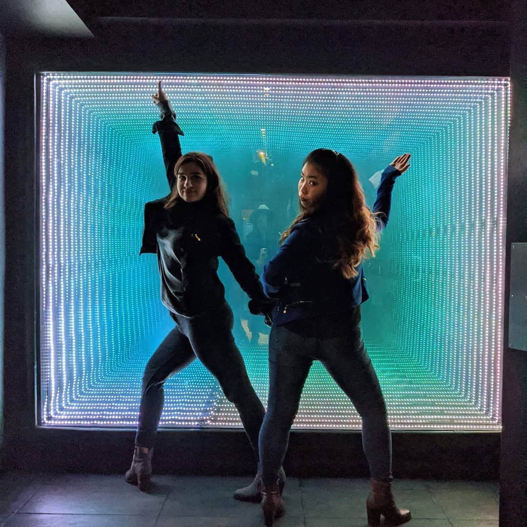 ベアトリサ・リャンのインスタグラム：「Oh hey, booty twin 🍑🍑 @apapoban 📷@dianajk . . . #whenyoufindcoollights #haveaphotoshoot #evenifitsinabathroom #bootytwins #skaterbutt #dancerbutt #flauntyourcurves」