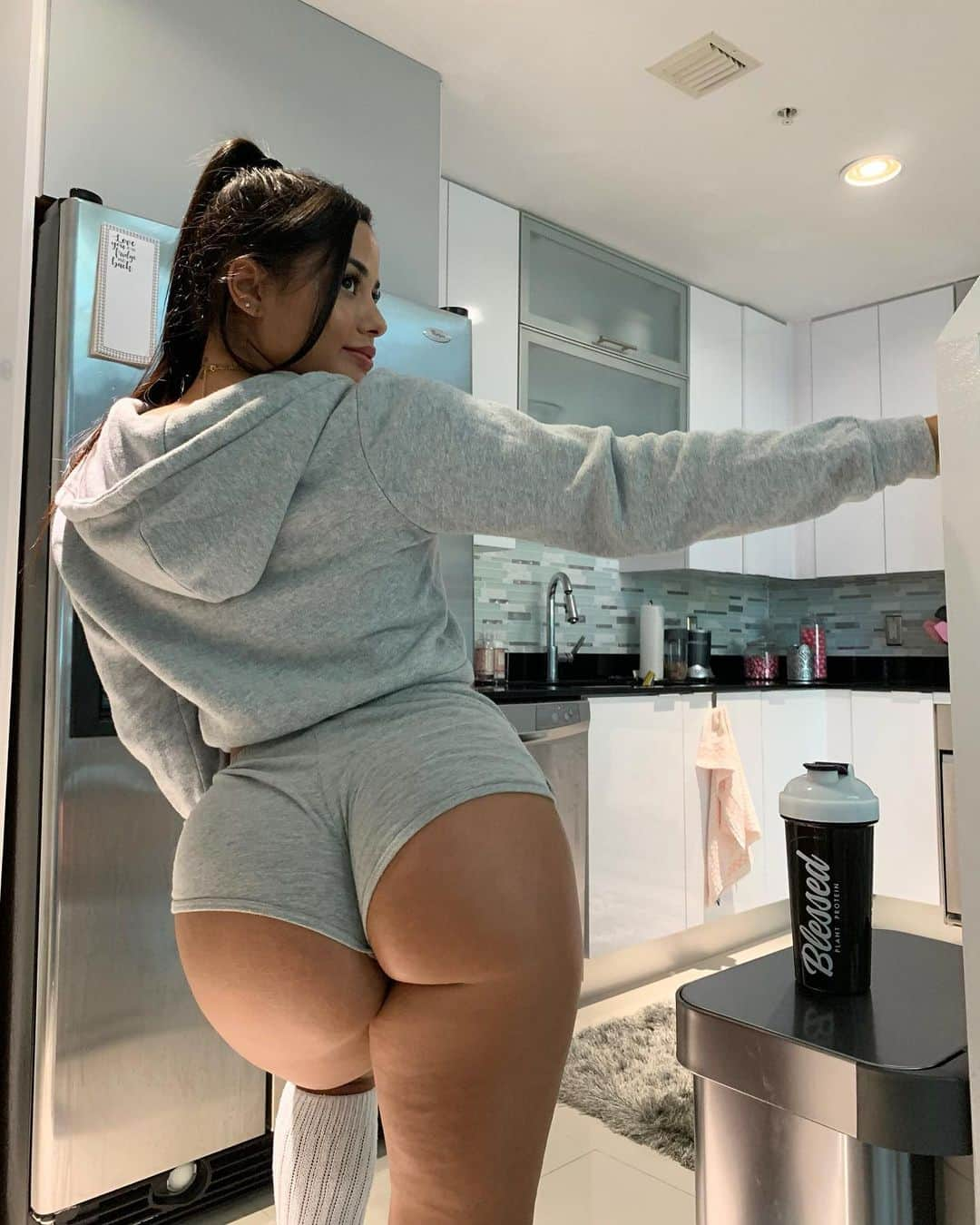 Katya Elise Henryさんのインスタグラム写真 - (Katya Elise HenryInstagram)「You know when something hits different and you just can’t stop thinking about it? No no no, not your ex boyfriend you crazy.. 😉 but Blessed Protein! 🌱 • • Ever since I made the switch to a plant protein, I really can’t see myself going back. I feel refreshed after I drink a shake, not full and bloated. The Chocolate coconut hiiiiiiiiiits. Go to www.ehplabs.com and check out our flavors! New flavors are in the works 🌱✨ don’t forget to use code KATYA10 for money off your order!」1月4日 7時50分 - katyaelisehenry