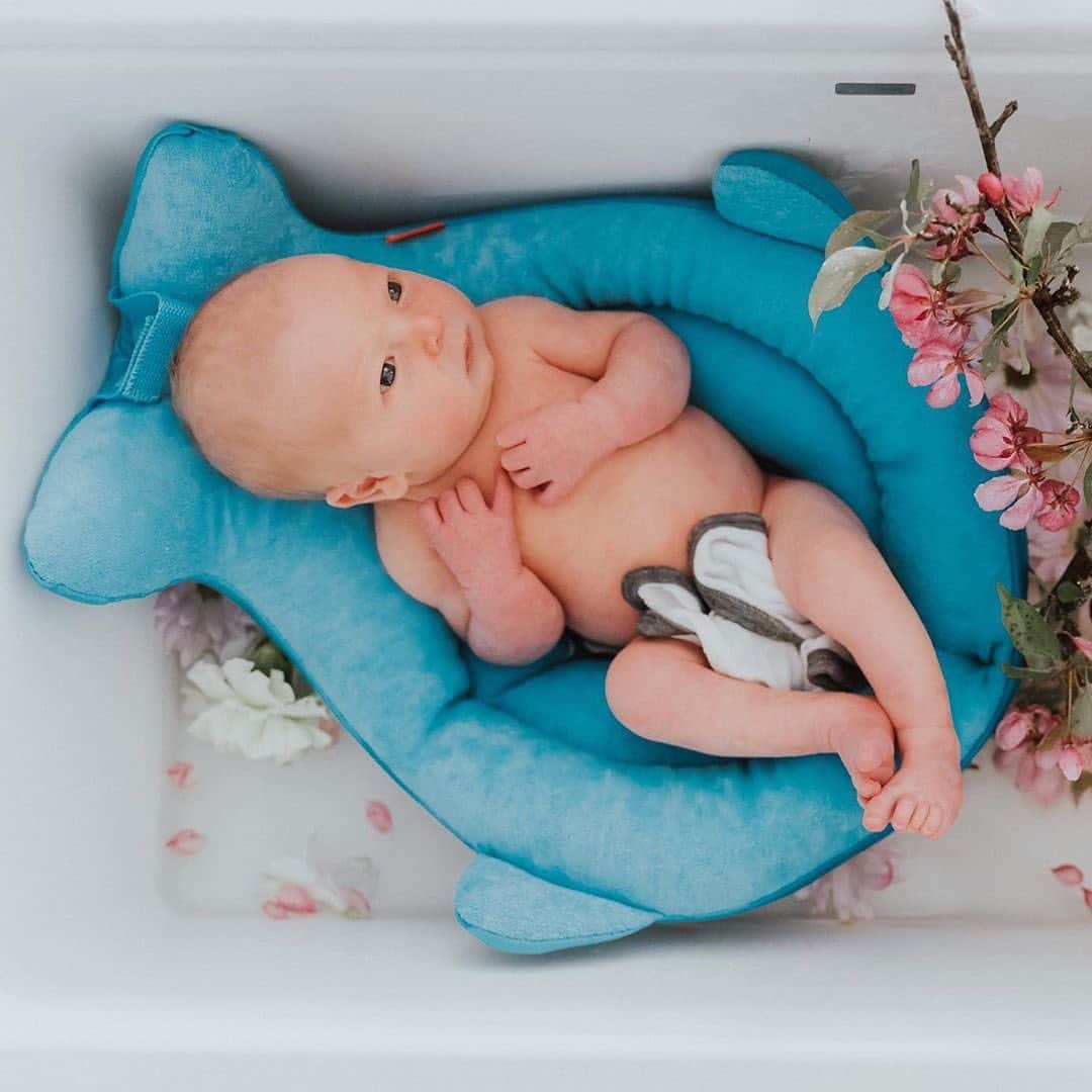 Skip Hopさんのインスタグラム写真 - (Skip HopInstagram)「We are melting over this photo by @thewilddecoelis of her newborn's first bath ever. 😍 Our Moby SoftSpot Sink Bather™ is a newborn must-have for comfy and convenient bathing. 🛁👶 #babysfirstbath #bathtime #skiphop」1月4日 2時37分 - skiphop