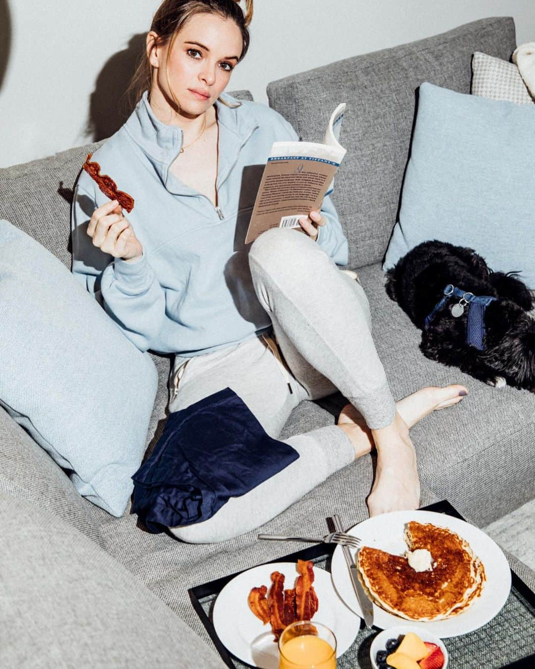 ダニエル・パナベイカーさんのインスタグラム写真 - (ダニエル・パナベイカーInstagram)「Confident I have mastered mornings. 🥞 🥓 🍊」1月4日 2時47分 - dpanabaker