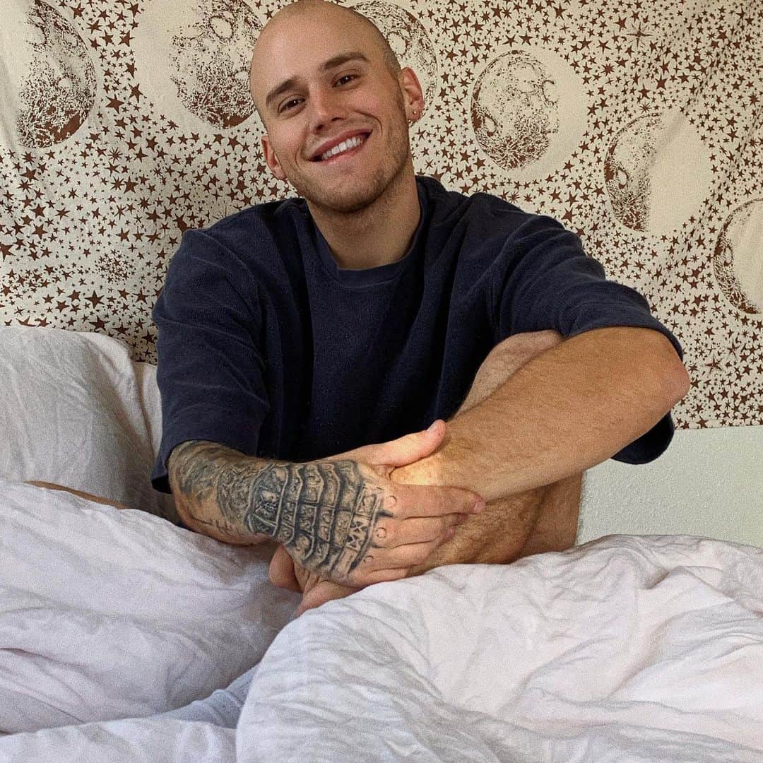 ブランドン・シェイアのインスタグラム：「Someone said I don’t smile enough on my Instagram anymore so... here you go 😆」
