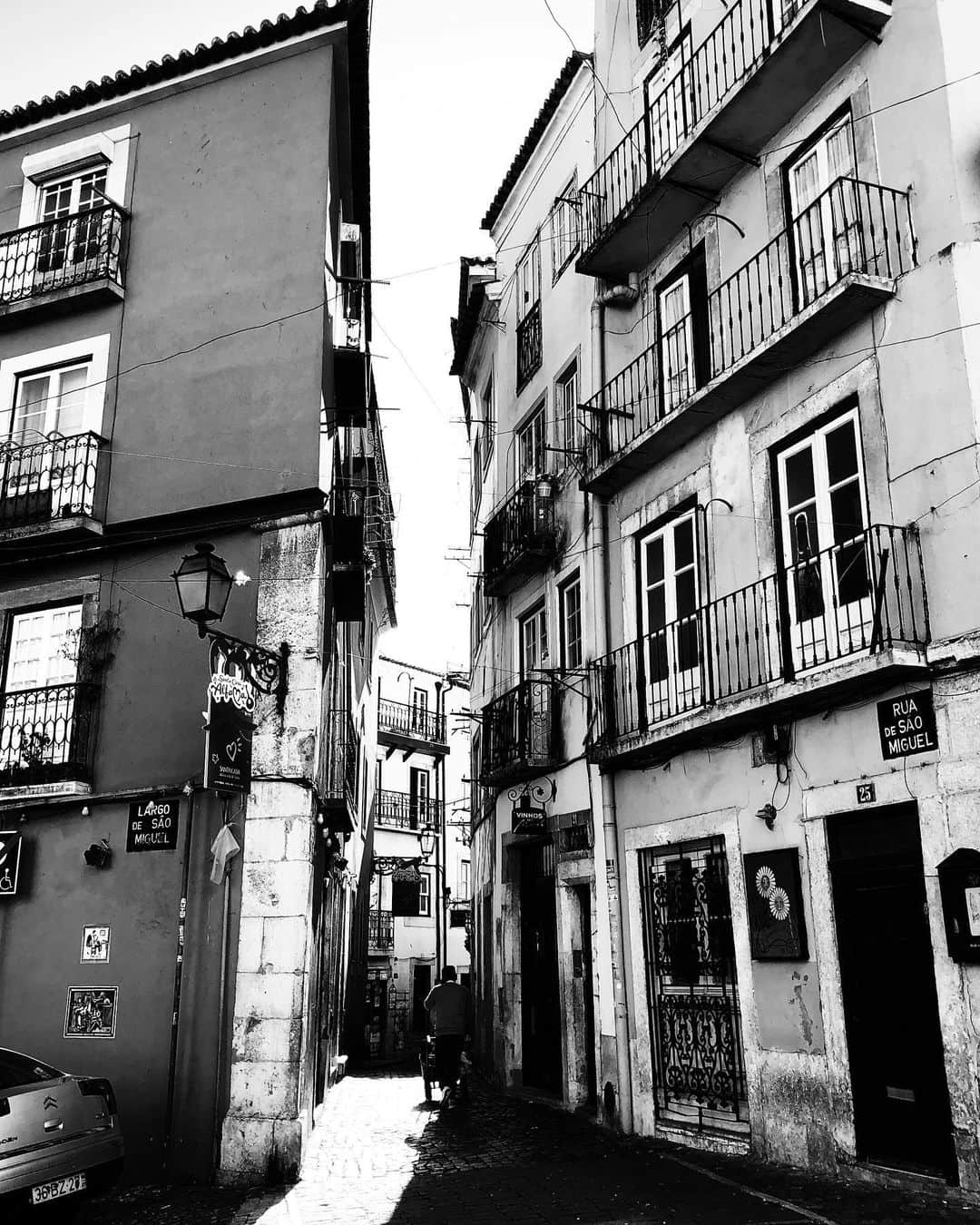 アダム・シャピロのインスタグラム：「Soaking up our last day in Portugal... 🇵🇹」
