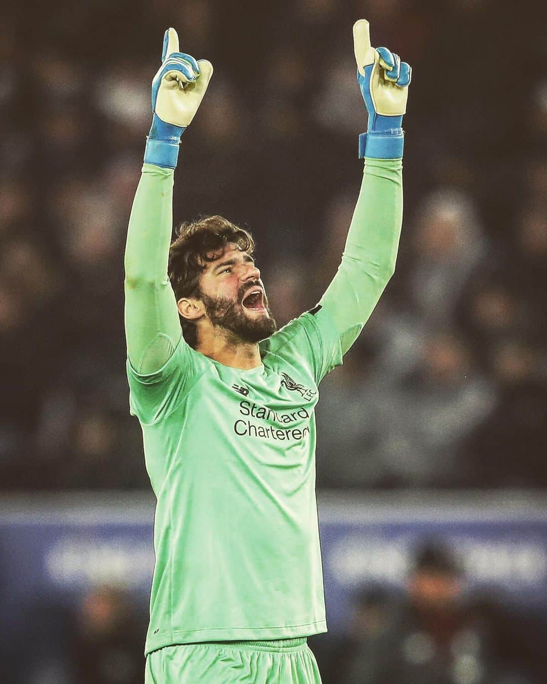 リヴァプールFCさんのインスタグラム写真 - (リヴァプールFCInstagram)「🏆 @alissonbecker has won the 2019 Samba Gold award for the best Brazilian player in Europe 👏👏👏 #AB1 becomes the first goalkeeper to win the prize! 🔥 #LFC #LiverpoolFC #Liverpool #Alisson」1月4日 3時03分 - liverpoolfc