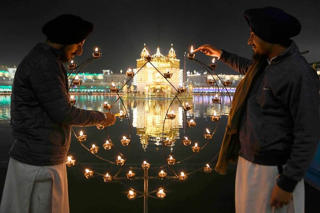 NBC Newsさんのインスタグラム写真 - (NBC NewsInstagram)「Sikh devotees light candles in honor of the 10th Sikh Guru Gobind Singh at the Golden Temple.⁠ .⁠ 📷 Narinder Nanu / @afpphoto」1月4日 3時32分 - nbcnews