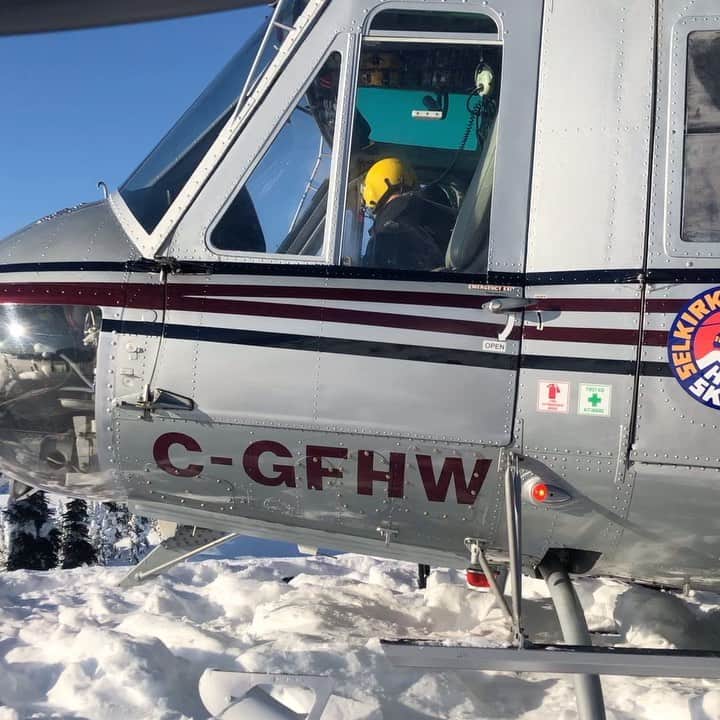 コートニー・トンプソンのインスタグラム：「When you have to board with poles- it’s a good day! Thank you @selkirktangiers for an epic week.  Team Dave for life!」