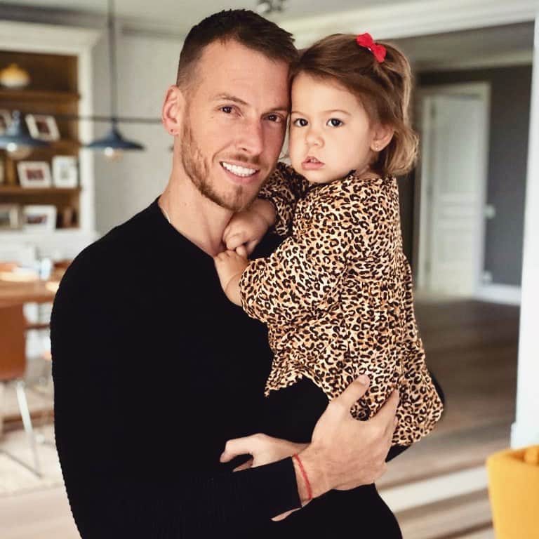 ノルベルト・ムラーラ・ネトのインスタグラム：「Hoje fazem 2 anos que você veio preencher minha vida em todos os sentidos. Parabéns minha princesa, papai te ama mais que tudo nesse mundo. ❤️ #happybirthday」