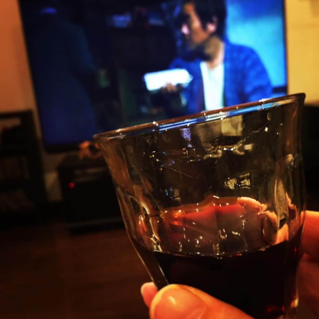 藤原理恵さんのインスタグラム写真 - (藤原理恵Instagram)「眠れなくて、我が家の養命酒Jägermeisterと、🎦万引き家族。」1月4日 3時48分 - fujiwararie