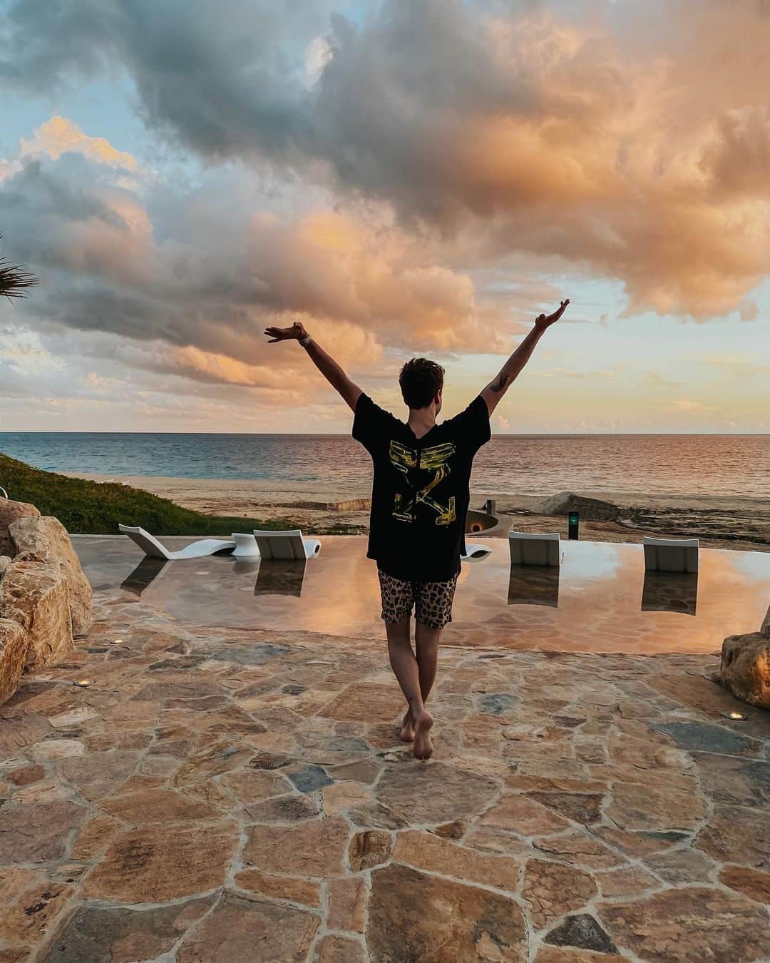 Jonahmaraisのインスタグラム：「didn’t even know a picture was being taken, just a genuine reaction to the sheer beauty of the ocean lol」