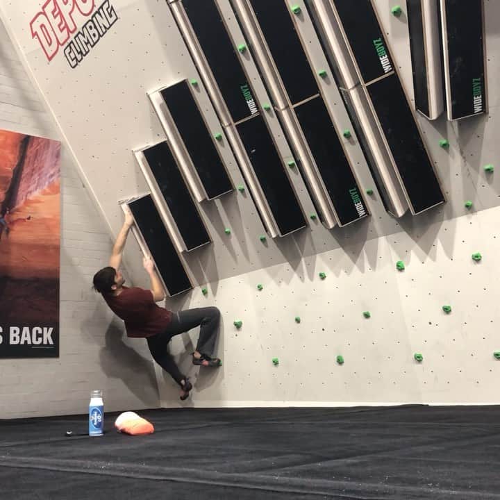 ヤン・ホイヤーのインスタグラム：「#Anzeige I had a long session @depotsheffield  today and even worked on my crack game 😅 @krombacher  #nullkommanull  #erfolgsdurst #sportmachtdurst」