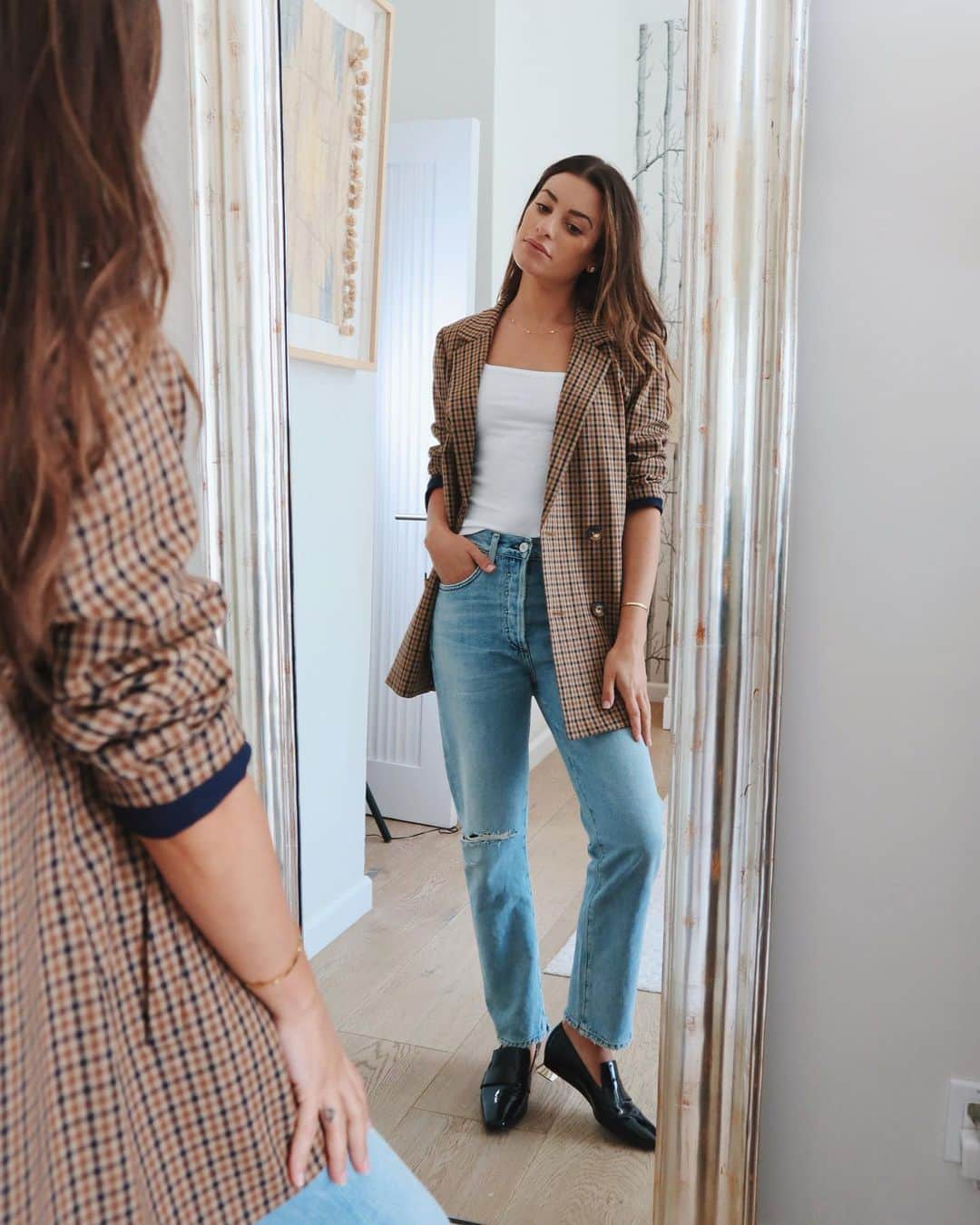 リア・ミシェルのインスタグラム：「Slowly transitioning back from my holiday uniform of sweatpants and slippers 💙 #ootd」