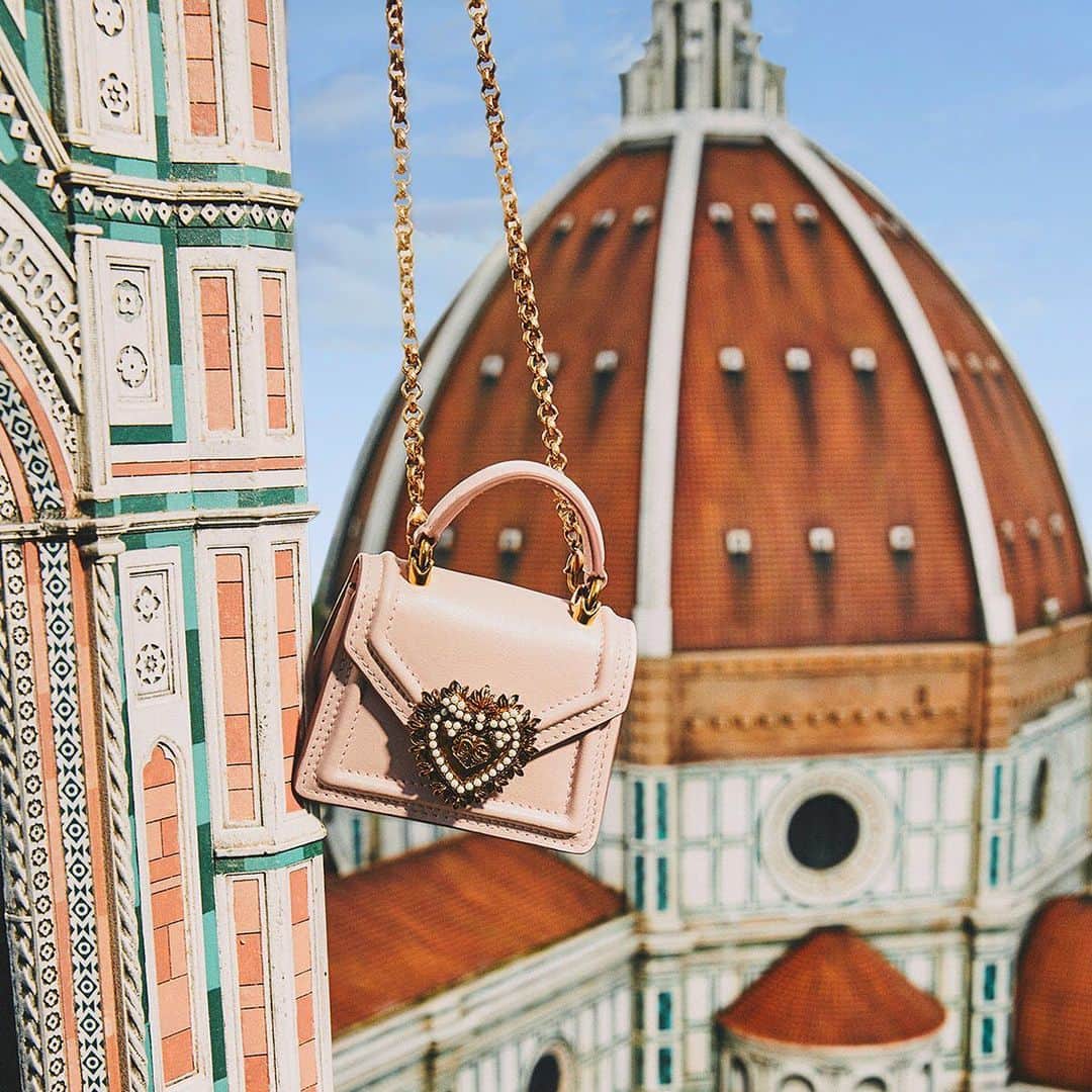 ドルチェ&ガッバーナさんのインスタグラム写真 - (ドルチェ&ガッバーナInstagram)「The magnificent silhouette of the #DGDevotionMicroBag takes a stand in front of the miniature version of the Florence’s Lantern that crowned the Dome, designed by Brunelleschi. The real Dome has a diameter of 45.5 meters. #DGFattoAMano #MadeInItaly @italiainminiatura」1月4日 5時00分 - dolcegabbana
